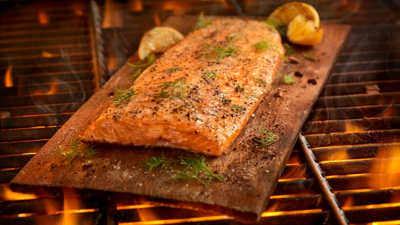 Rookplankje op de barbecue met zalm